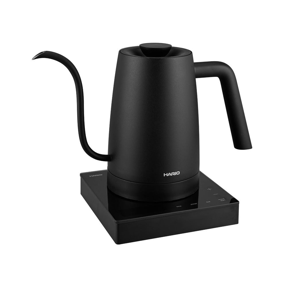 Hario Lyra sıcaklık kontrollü elektrikli kettle – görsel 3, siyah kettle ve ısıtıcı tabanı ürün fotoğrafı